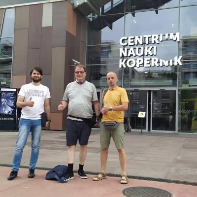 Vor dem Eingang des Centrum Nauki Kopernik: v.l.n.r: Arkadiusz Iwański, Volker Löschhorn, Piotr Knapek.