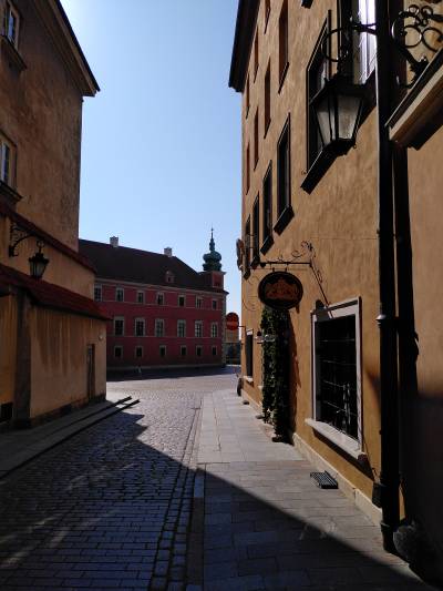 Blick aus einer Seitenstraße auf das Warschauer Schloss.
