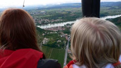 Blick aus dem Ballonkorb während der Fahrt auf die Rhône bei Andance.