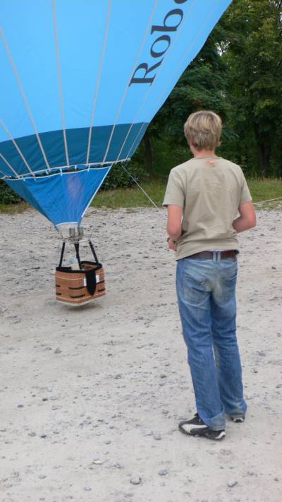 Links im Bild ein Teil des Modellballones Bosch, rechts ein Jugendlicher mit Fernsteuerung, mit der er den Brenner bedient.