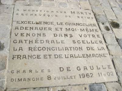Die Tafel an der Kathedrale von Reims erinnert an eine Begegnung von Charles De Gaulle und Konrad Adenauer, den Gründervätern des Deutsch-Französischen Jugendwerks.
