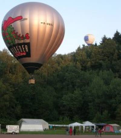 Der Jugendballon von SCHROEDER fire balloons über dem Lagerplatz