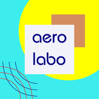Logo dla Aerolabo. Wycięte żółte koło po prawej stronie symbolizuje kopertę balonu, brązowy kwadrat w centrum koła symbolizuje kosz balonu, a srebrny kwadrat z niebieskim napisem Aerolabo symbolizuje zawieszony pod koszem Aerolabo. Niebieskie i czerwone segmenty okręgu w prawym dolnym rogu symbolizują fale radiowe dwukierunkowego połączenia radiowego między Aerolabo a bramką internetową.